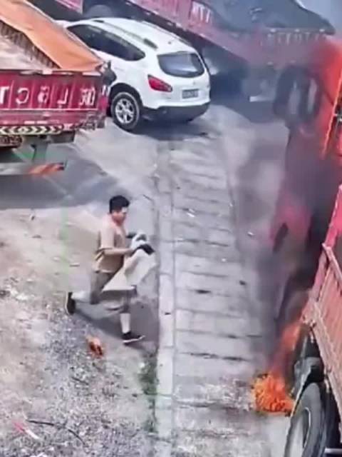 大货车起火，第一个扑火的真勇敢！