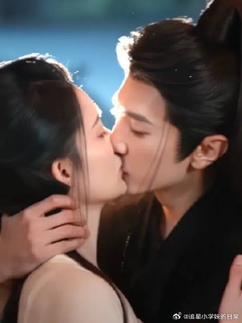 攒了好久的想念和积压已久的心事，都在这个吻里有了回应