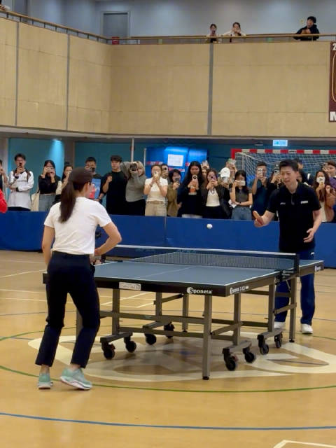 看背影以为是郭晶晶，一转脸真的是马龙：你是跳水的，我是放水的