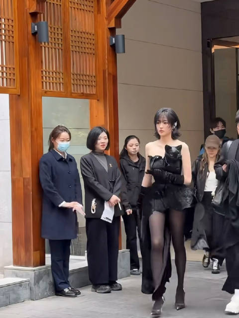 孙千这个腿精，可以走关晓彤的路线了