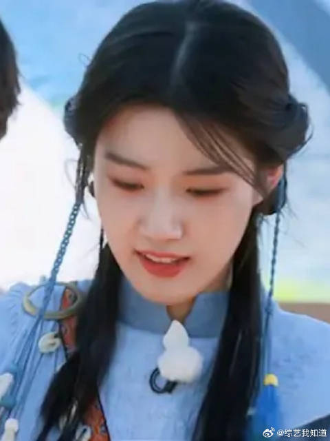 卢昱晓体重90斤，却需要范丞丞李晨一起压腿，笑不活了