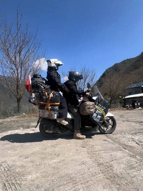 夫妻骑150CC踏板车休闲摩旅,载物多收拾费时