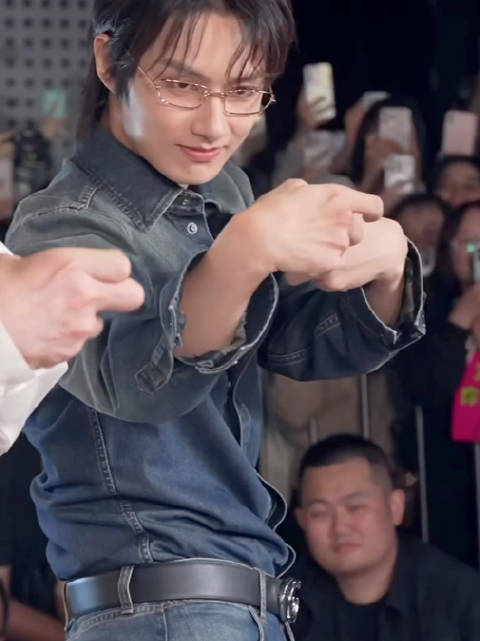 文俊辉眼里的成龙pose