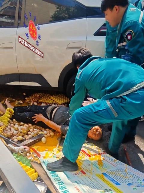 河南轿车撞倒大爷致伤，目击者称其喊疼1200次