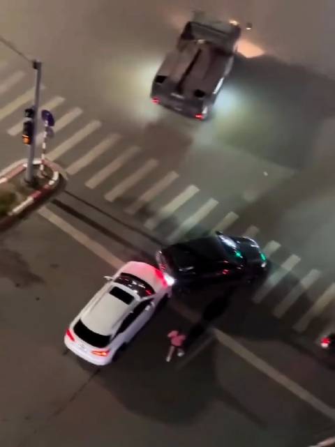 路口惊魂！路口猛顶前车结果一脚油门自己被撞翻！帅不过三秒代价惨重！