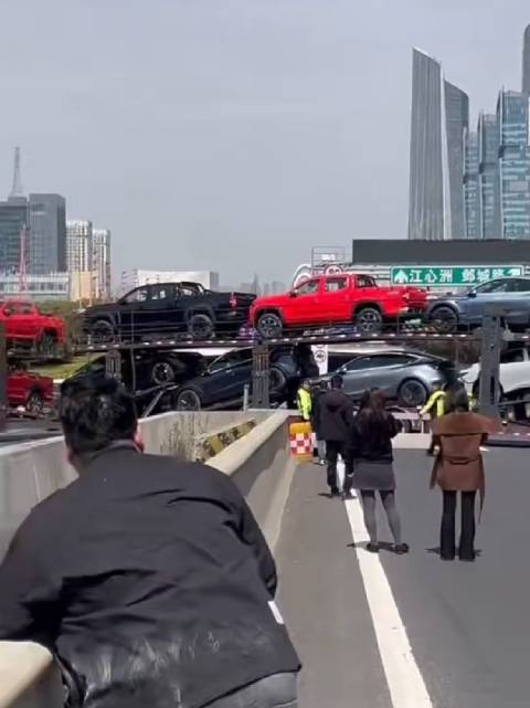 南京大货车隧道口调头堵死双车道