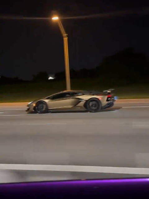 兰博基尼Aventador夜驰释放野性声浪