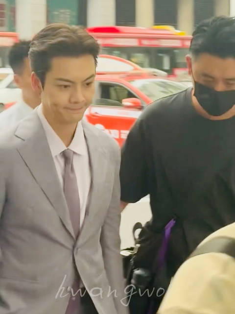 陈伟霆陪母亲过马路被拍