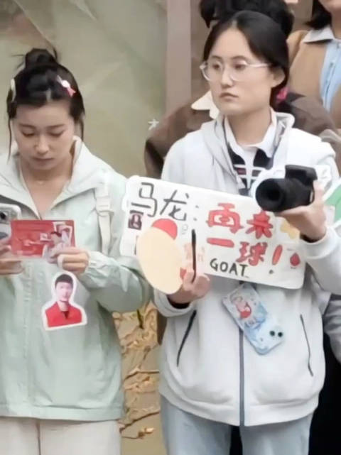 今日，乒乓球世界冠军马龙结束活动，与球迷挥手打招呼