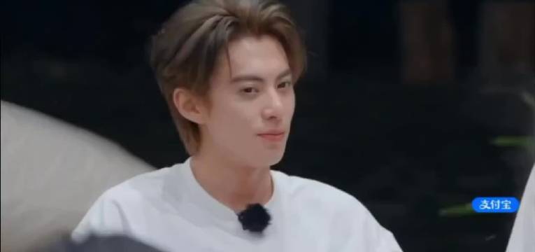 王鹤棣沈月"菜市场"CP超强售后，时隔八年在亲爱的客栈又合唱情非得已了！