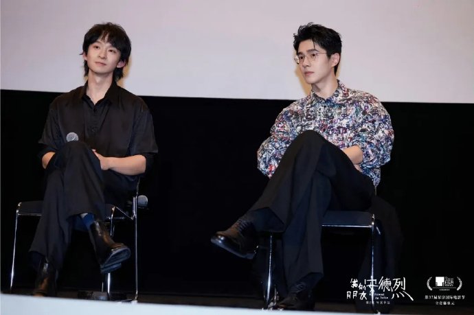 董子健是如何从演员成功转型为导演并获奖的？