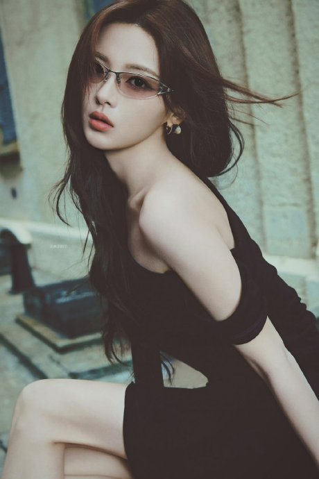 杨超越的“全黑美学”造型对她个人时尚形象的转型意味着什么？