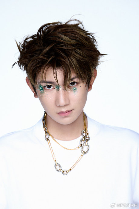 王源的新纹身具体是什么图案？除了手臂还有其他位置吗？