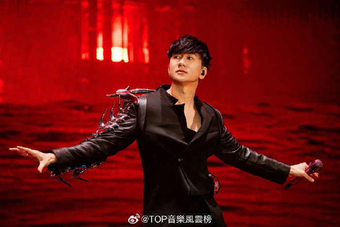 林俊杰2025年公布心律紊乱后，是如何坚持完成全球巡演的？