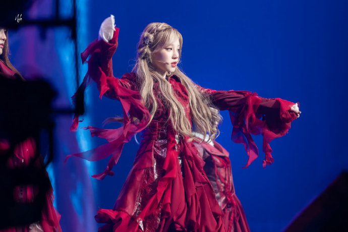 宋雨琦安慕希新舞台，粉丝直呼“整颗蓝莓味”上头！