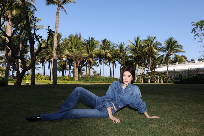 王鹤棣在《亲爱的客栈》中是如何发现并关心秦岚过度劳累的？