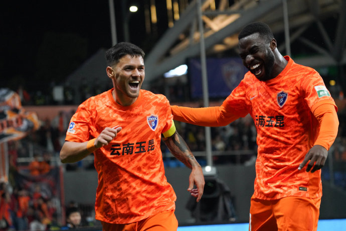 山东泰山队客场0-4负于云南玉昆的具体比赛细节是什么？