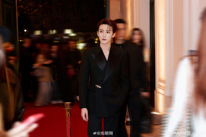 周冬雨和檀健次在北京国际电影节开幕式上分别担任什么角色？