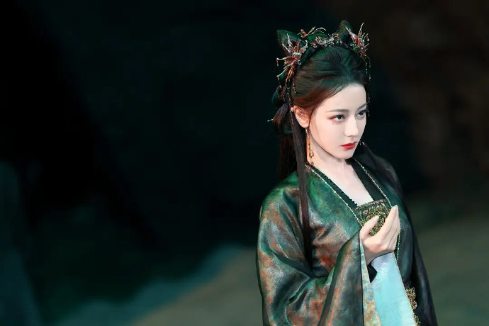 从猎枭到鬼王，迪丽热巴如何用角色诠释女强人内核？