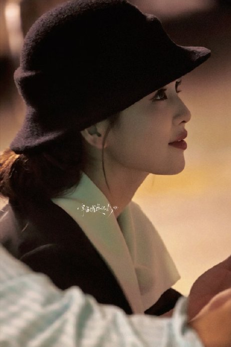 白鹿跑男惊艳民国风，收工疲惫背后是暖心举动和密集行程