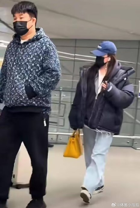 公众对阚清子此次机场现身及她的人生转变持怎样的看法？