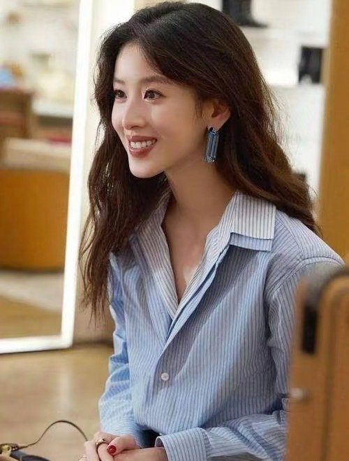 对于艺人造型的颠覆性改变，公众和粉丝的看法呈现出怎样的褒贬两极分化？