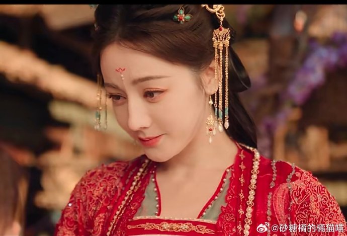 迪丽热巴在《白日提灯》中饰演的贺思慕一角，具体有哪三重身份？