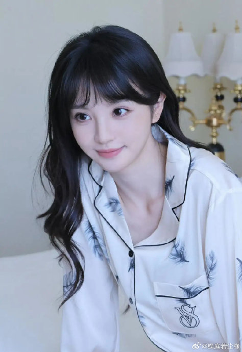 演员田曦薇的甜美笑容是如何与“苹果肌扁平”这个梗关联起来的？