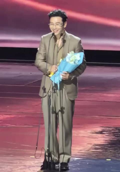 黄晓明打广告的同时还不忘宣传了自己出品的新剧《白日提灯》，不愧是霸总！