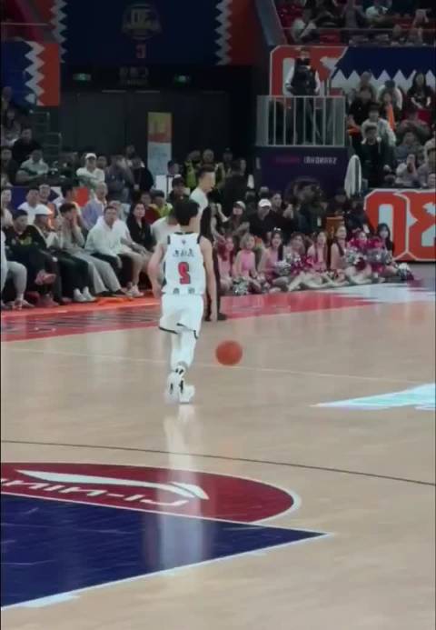 徐杰三分命中后与球迷对喷