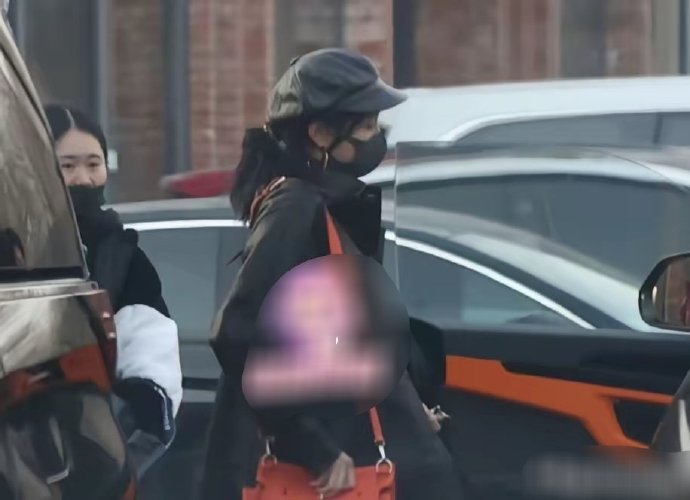 关晓彤此次新车购置与她近期的演艺事业发展和商业代言有何关联？