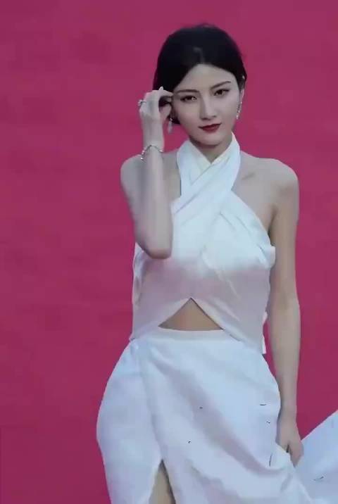 杨幂关晓彤佟丽娅同台，开叉裙引热议