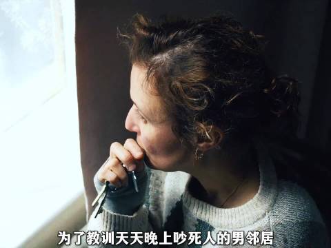 为了报复扰民的隔壁邻居，女人偷偷潜进对方家里搞破坏！