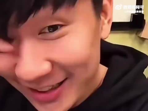 常常因为林俊杰中文太好而忘了，其实他是老外，会有听不太明白的地方