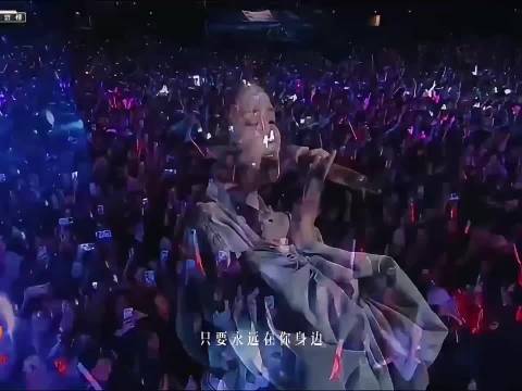 张碧晨成都大学宿舍区开唱，千名学生合唱不要忘记我爱你