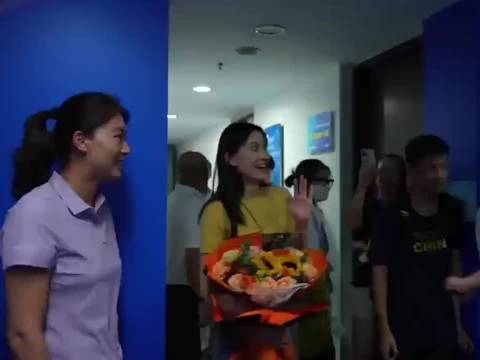 孙杨张豆豆机场秀恩爱，街头托举尽显甜蜜