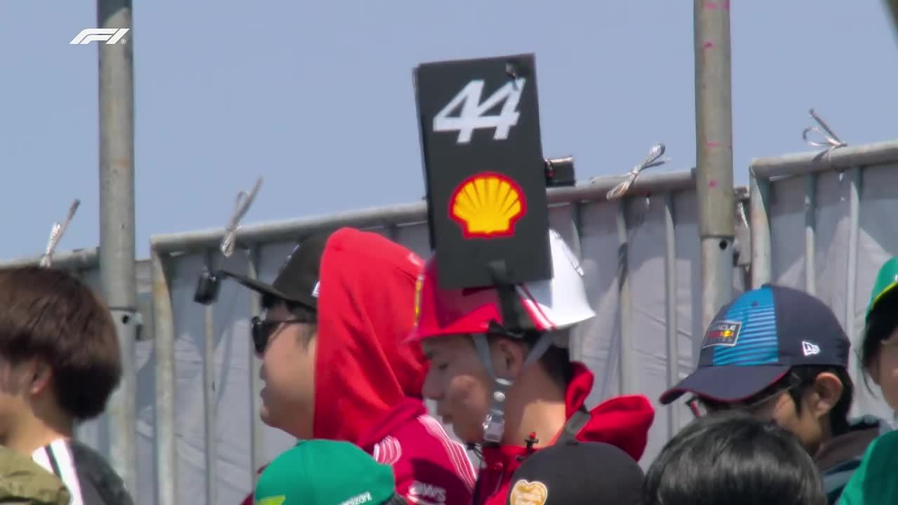 F1日本站车迷手搓法拉利翻转尾翼模型引关注