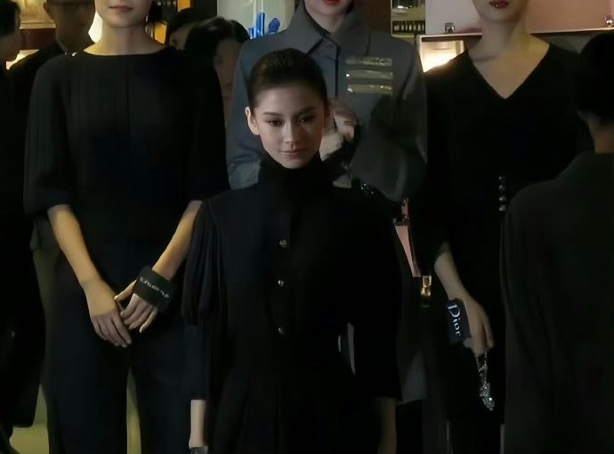 Angelababy近年来的公众形象有哪些转变和重塑？