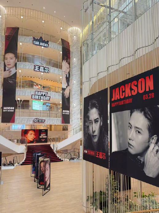 王嘉尔生日惊现全国“痛楼”应援！上海主会场公益市集、深圳双屏联动、广州分层打卡引热潮