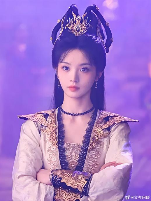 田曦薇从《卿卿日常》到《逐玉》的角色转型，对她本人的演艺生涯有何影响？