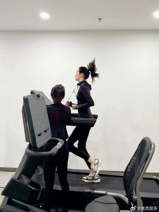 关晓彤除了网球之外，还有哪些公开分享过的运动爱好？