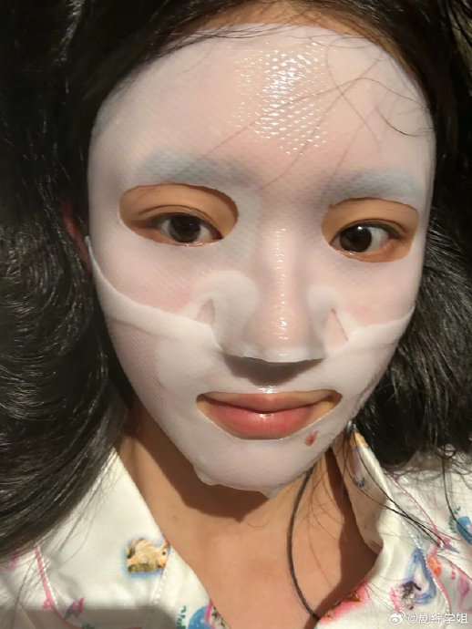 林允素颜敷面膜爆火！松弛感美学背后藏着什么护肤秘诀？