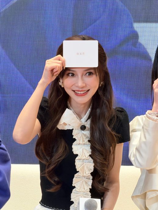 Angelababy的“青春女大”造型引发了哪些网络热议和玩梗？