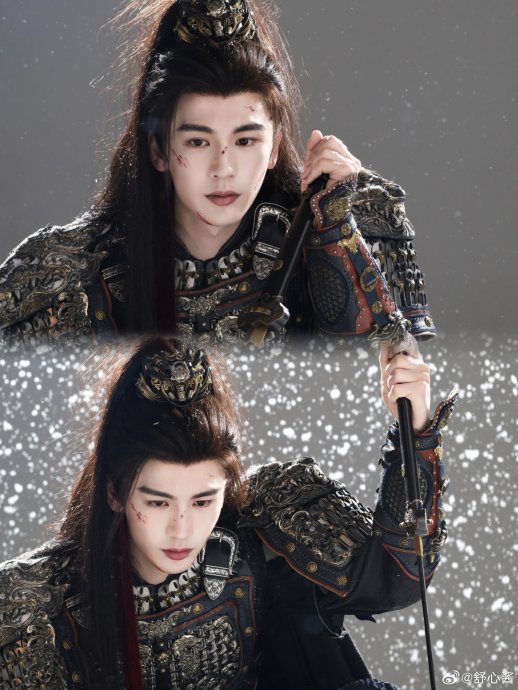 张凌赫在《逐玉》中饰演的谢征经历了哪两种身份转变？