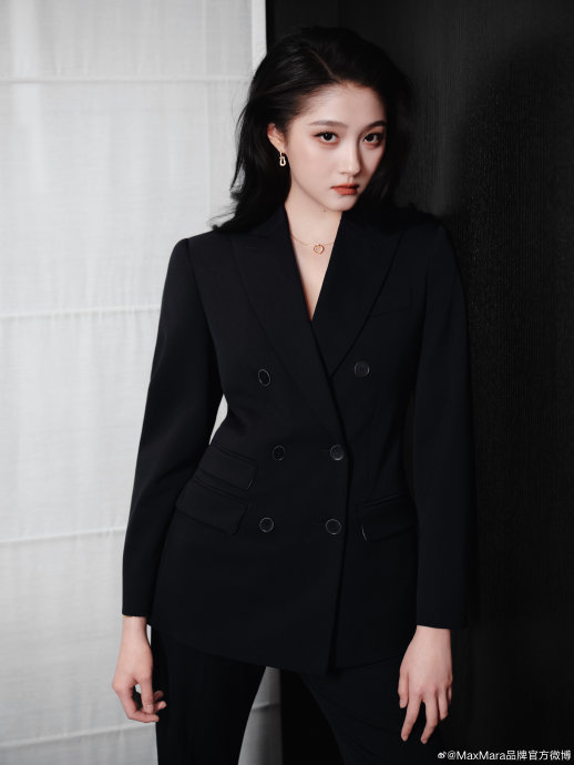 关晓彤这次提车造型的西装是什么品牌？搭配有什么亮点？