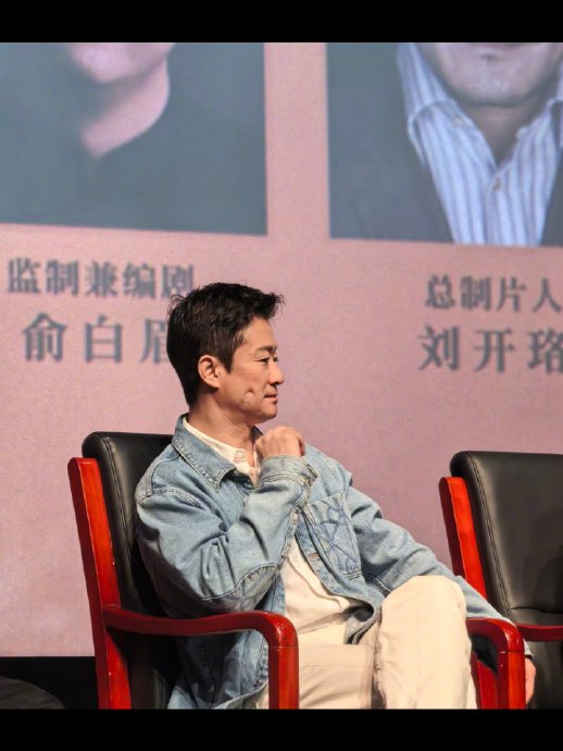 网友和公众对于吴京面部水肿事件的主要关注点和舆论方向是什么？