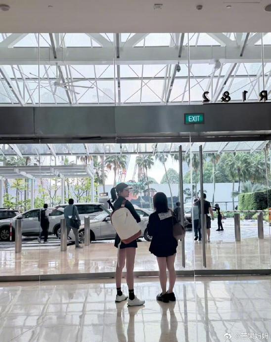 关晓彤雨中打球：自律女星的别样快乐体验！