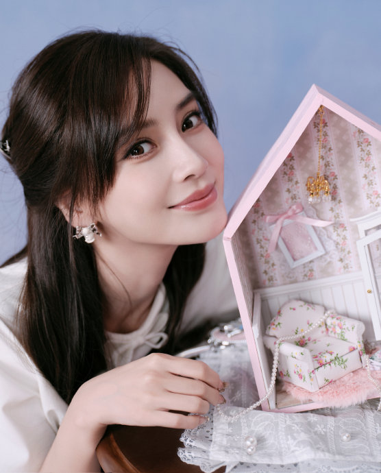 Angelababy在Lafame活动上穿的“青春女大”造型具体来自什么系列？