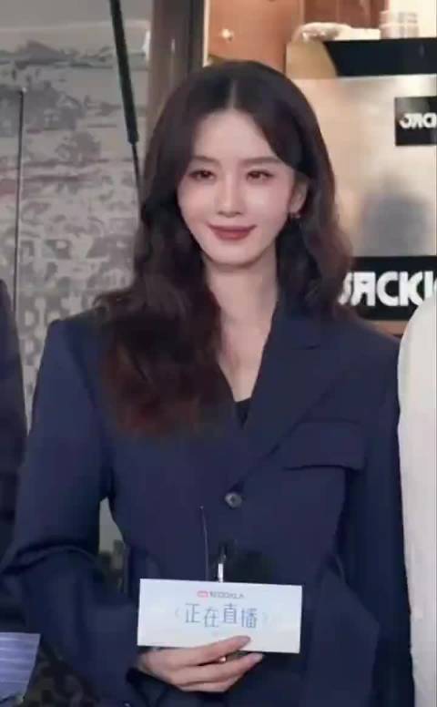 刘诗诗现身成龙咖啡店，夸赞其手艺同框养眼