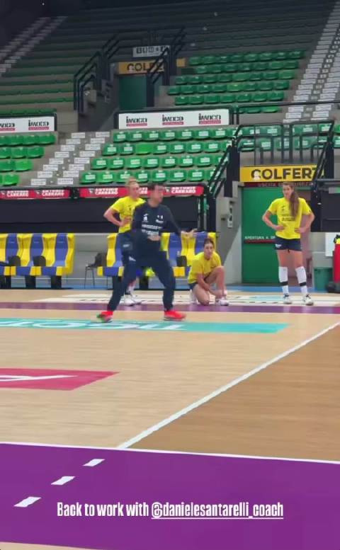 朱婷随科内利亚诺训练拦网，桑塔莱利现场指导